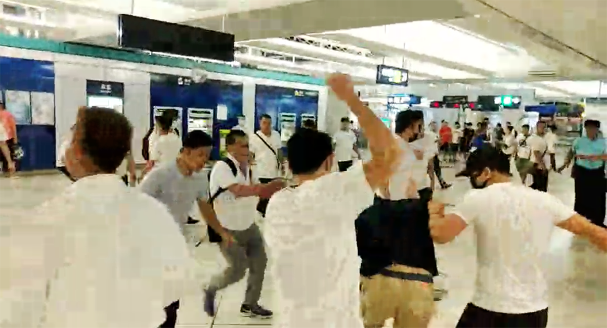 自由时报 | 白衣暴徒闯元朗西铁站持棍棒袭击香港反政府抗争者