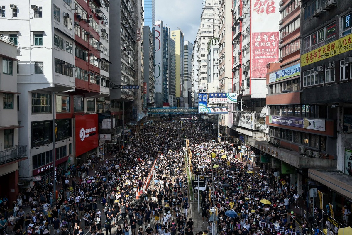 立场新闻 | 手机存游行照港人称穿黑衣入境深圳时被公安扣查　