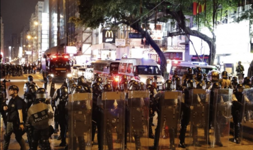 VOA | 香港警方向周六示威人群发射催泪瓦斯