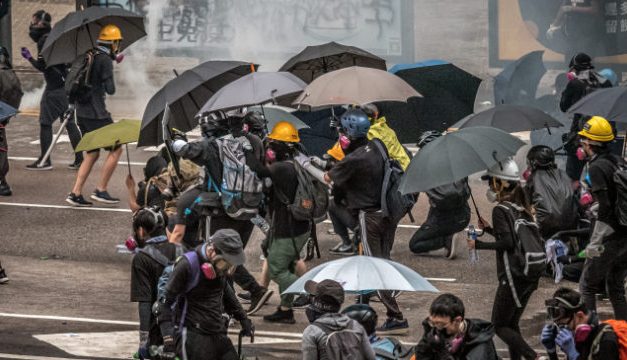 寒冬 | 阻斷香港示威物援　運港快遞違禁品大增違反即按反恐法處理