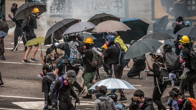 寒冬 | 阻斷香港示威物援　運港快遞違禁品大增違反即按反恐法處理