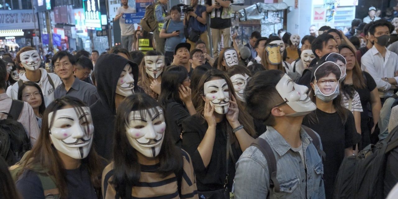 美国之音 | 面具成禁忌 香港万圣夜游行爆警民冲突