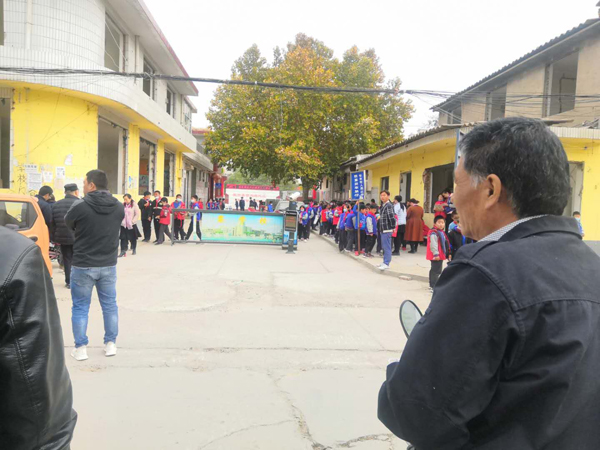 11月5日，南栗小学门口，家长在等小孩放学。 本文图片均为澎湃新闻记者 明鹊 图（除特别标注外）