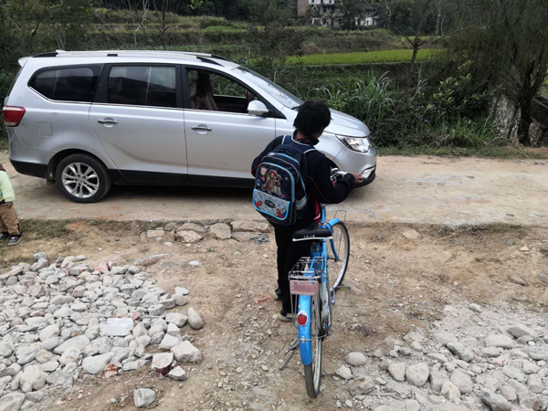 11月1日，范小勇背着书包，骑自行车去学校。