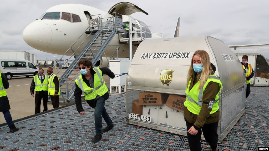 2020年12月13日UPS员工在肯塔基州路易斯维尔穆罕默德·阿里国际机场移动装载辉瑞疫苗的集装箱。