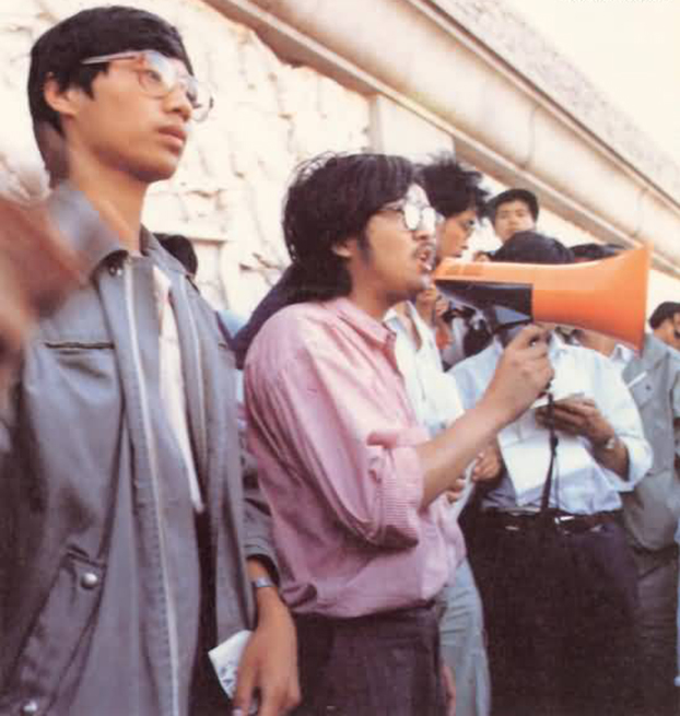 1989年天安门民主运动中的老木（左为王丹，后中为老木）（网络照片）
