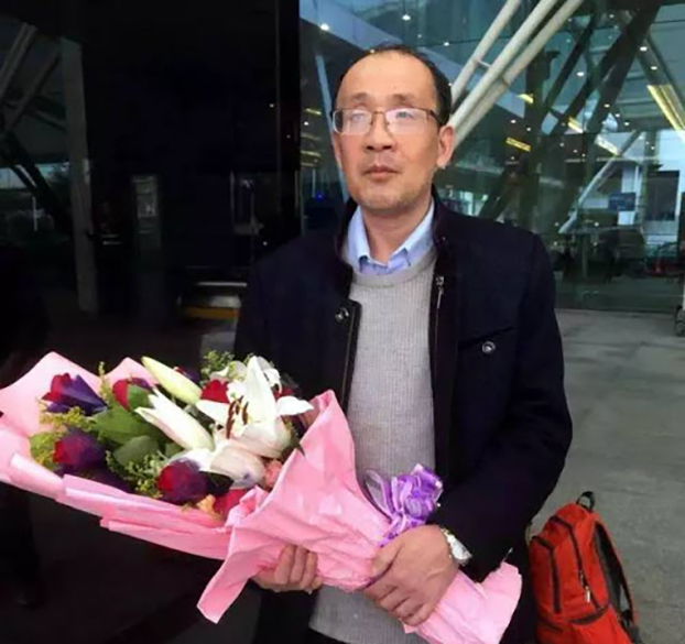 2016年老木回国在机场的照片，手中捧着他妹妹献上的鲜花（网络照片）