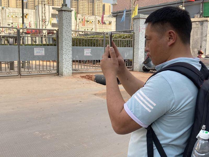 正在拍摄视频的侯国安