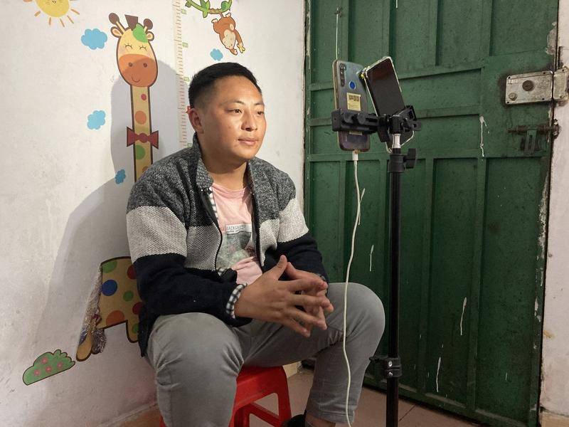 侯国安在出租房里做直播