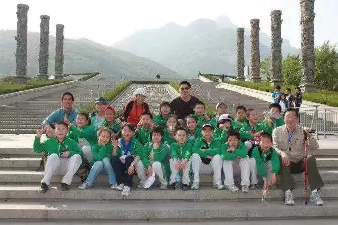 青云班的学生们在泰山。右一为赵大恒。第三排左一为班主任张艳杰。