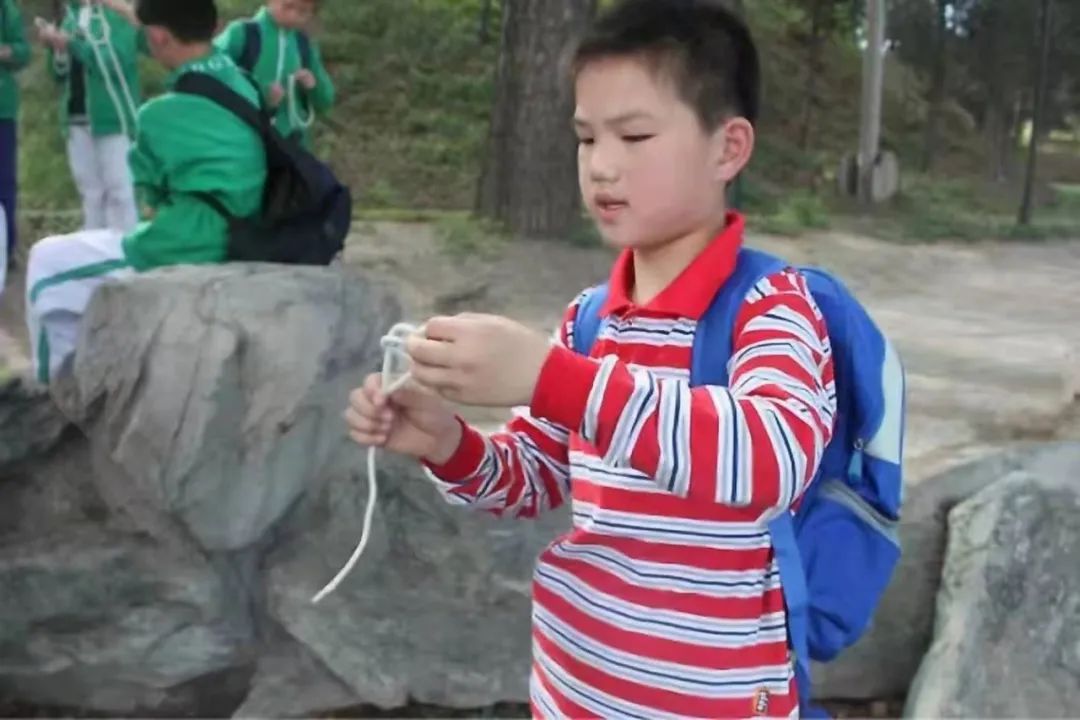 小学时期的徐博，在自然体育课上。