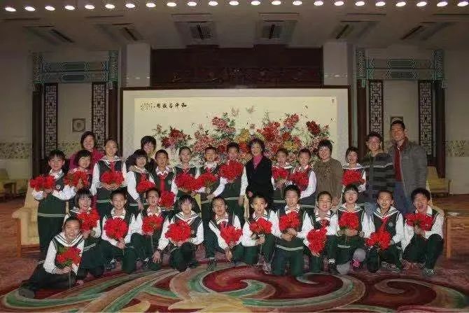 青云班的学生们被宋庆龄基金会带进了人民大会堂。