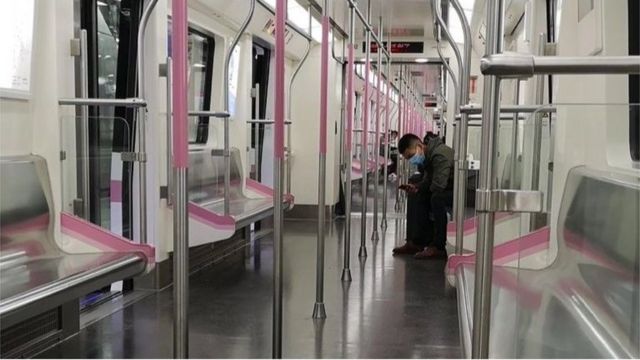 封城前，武汉地铁已人流稀少。