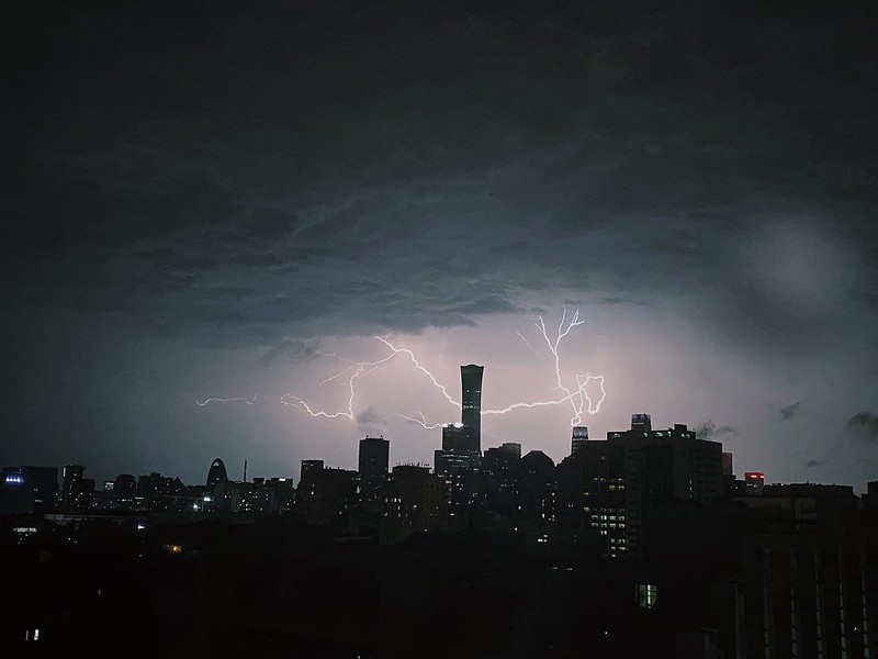 Photo: Lightning “passes through ”the highest landmark building in Beijing like a dragon, by Lu Qiao