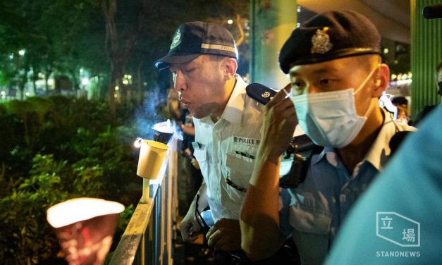 【图说天朝】吹灭维园外烛光的香港警察