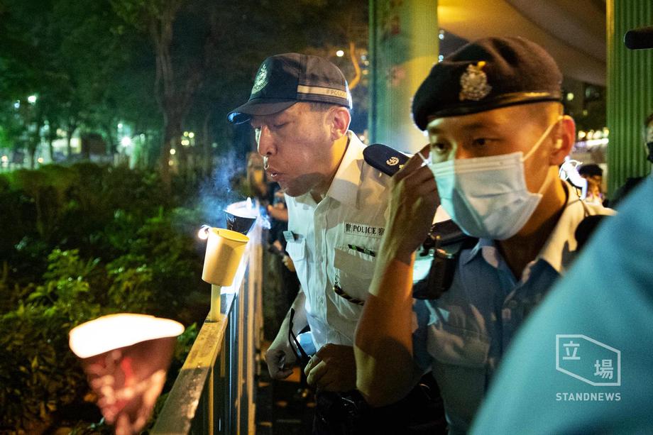 【图说天朝】吹灭维园外烛光的香港警察