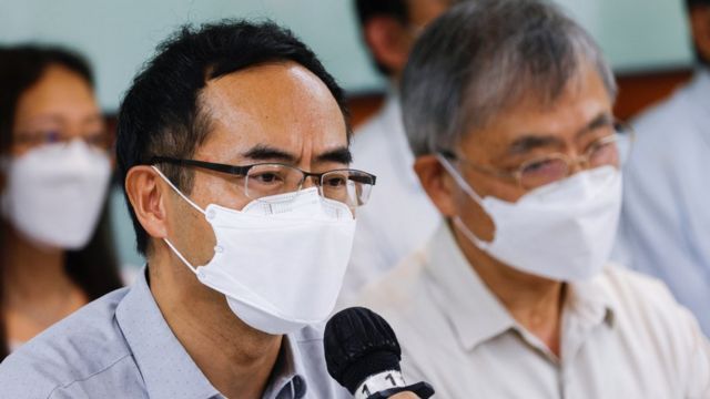 香港教协会长冯伟华（左）在宣布解散教协的新闻发布会上（10/8/2021）