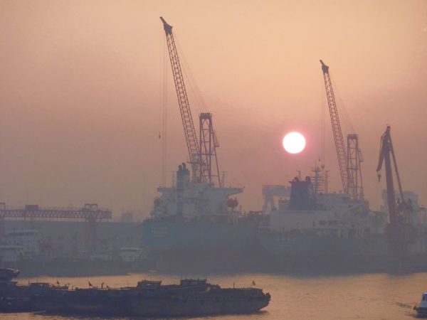 Photo: port de Shanghai, by Werner Bayer