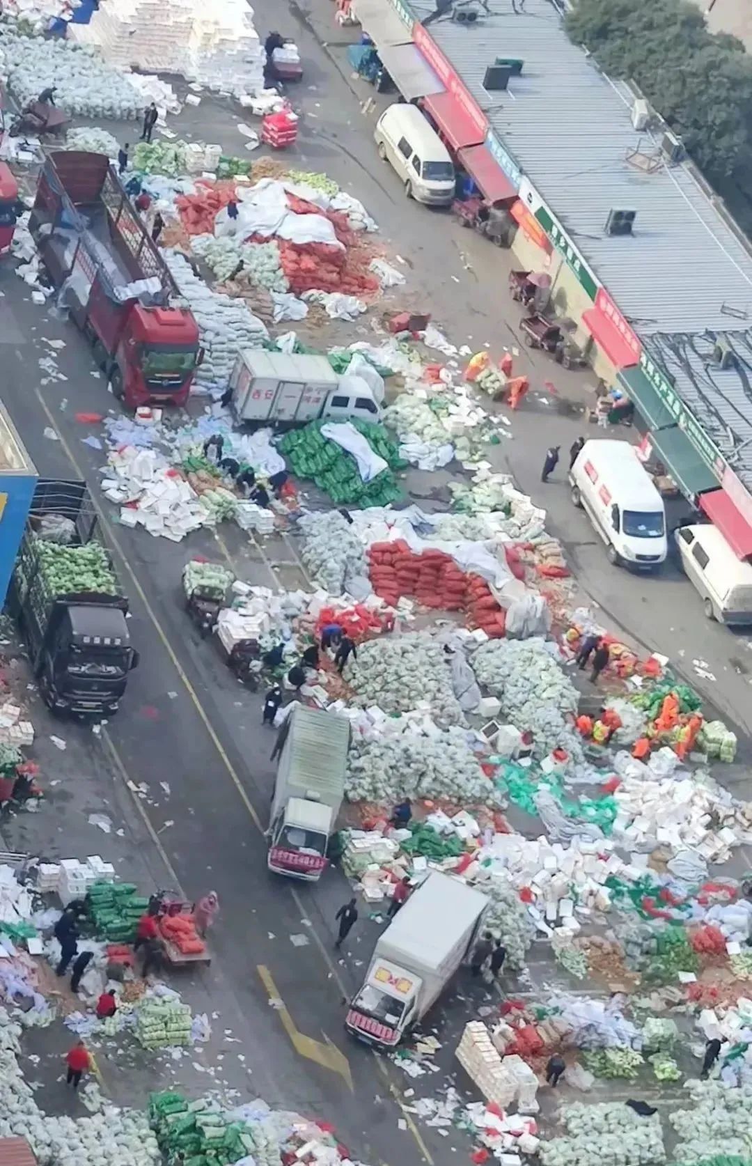  Trucks and bags of produce choke the streets of Xi'an during lockdown.