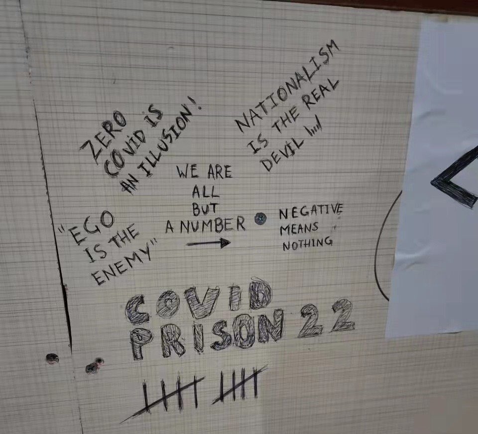 一位外国人在方舱医院的留言，称期为“新冠监狱22”。来自微博账号“鈴熊”