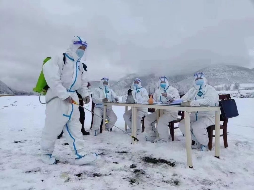 雪山上的消杀工作，网民讽刺作品。来源网络