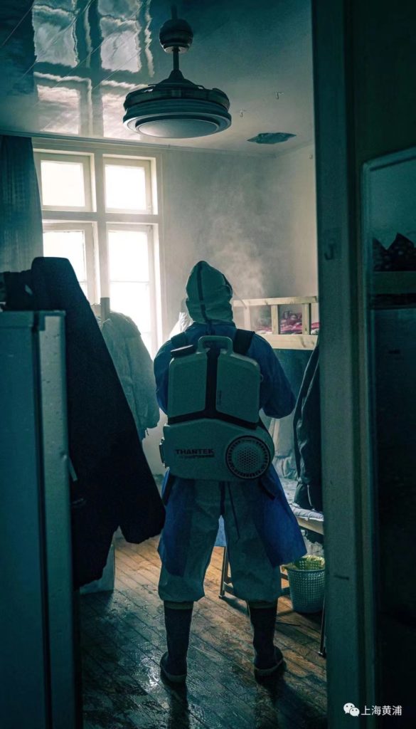 入室消杀：科学逆行者的背影。来源：上海黄浦（微信公众号）