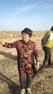 失地村民站在被推平的庄稼地里一筹莫展 - 1