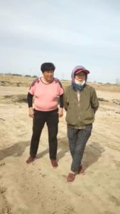 失地村民站在被推平的庄稼地里一筹莫展