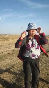 失地村民站在被推平的庄稼地里一筹莫展 - 3