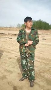 失地村民站在被推平的庄稼地里一筹莫展