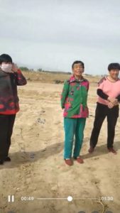 失地村民站在被推平的庄稼地里一筹莫展