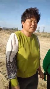 失地村民站在被推平的庄稼地里一筹莫展