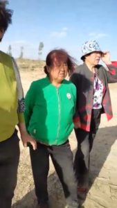 失地村民站在被推平的庄稼地里一筹莫展