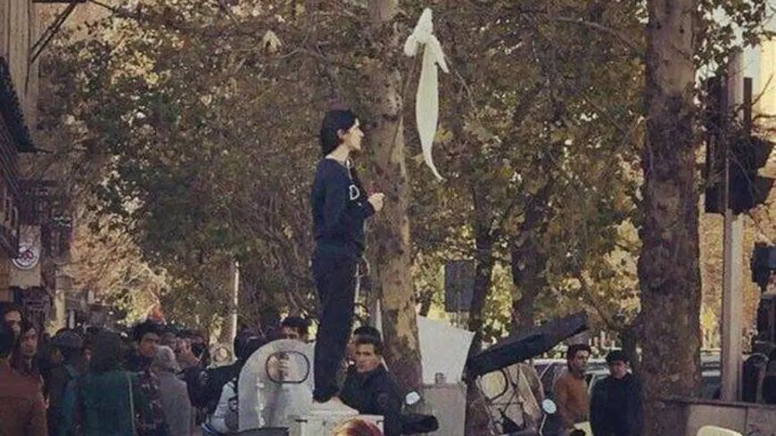 荡秋千的妇女2号｜废除道德警察，是来自伊朗政府的假新闻