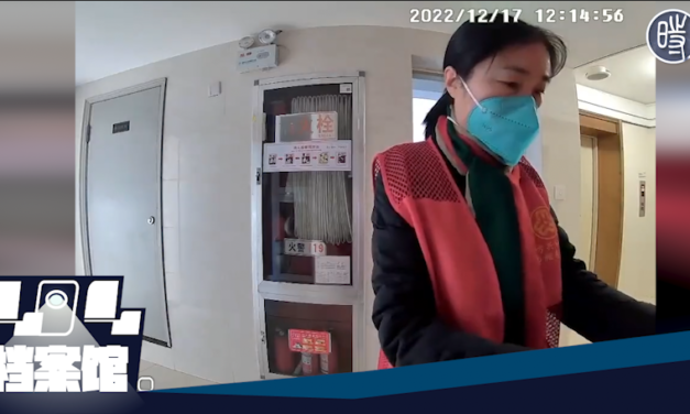 【CDTV】安徽合肥社区工作人员将健康包放在居民门口摆拍后拿走，官方回应是“送错了”，网友：“谢谢，还花时间糊弄人民”