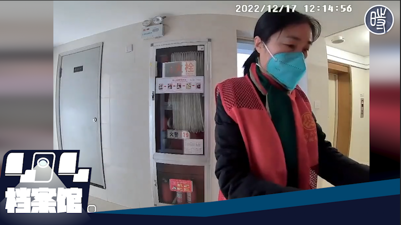 【CDTV】安徽合肥社区工作人员将健康包放在居民门口摆拍后拿走，官方回应是“送错了”，网友：“谢谢，还花时间糊弄人民”