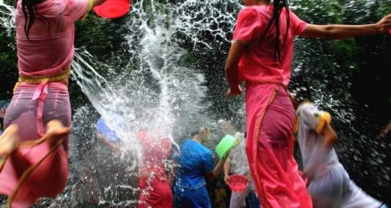 读宋史的赵大胖｜哪些人在替泼水节撕姑娘雨衣的人辩解？