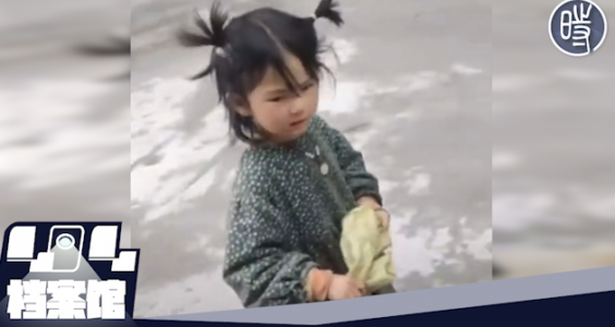 【404视频】【CDTV】湖北恩施文斗镇一名小女孩路边翻找垃圾，网友：“看的人揪心”