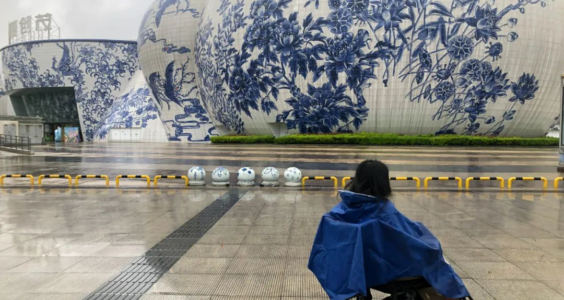 少数派说｜上海障碍，劝退多少电动轮椅？