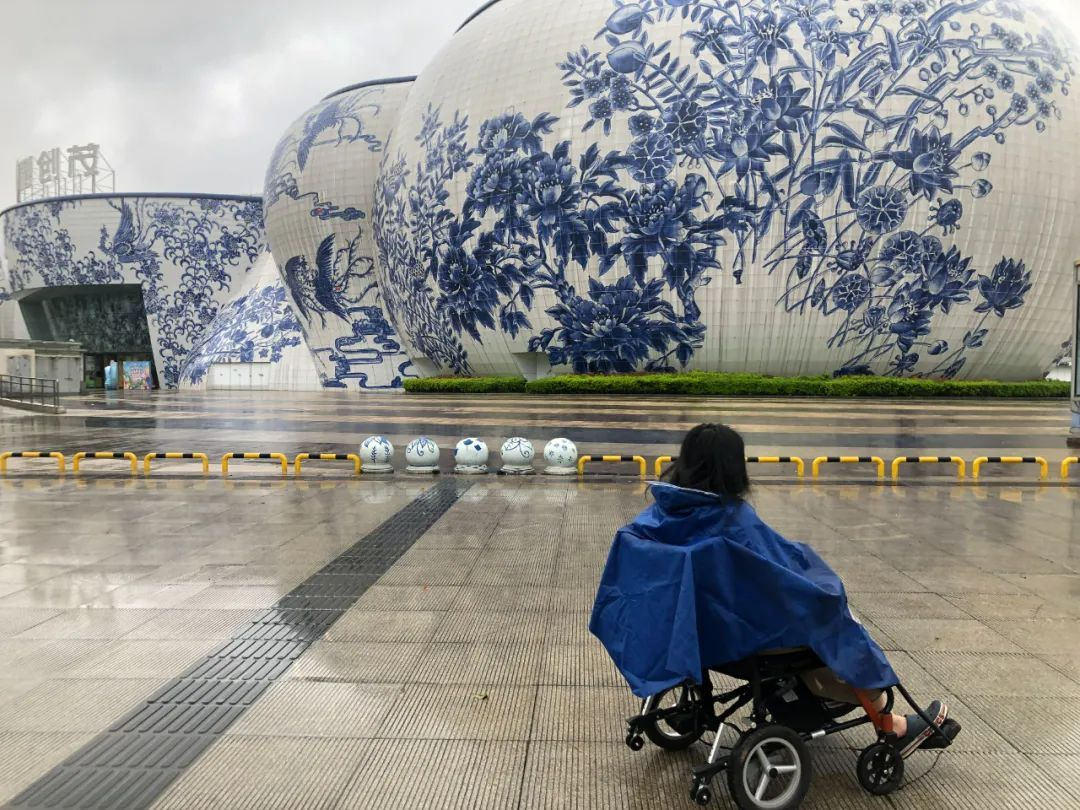 少数派说｜上海障碍，劝退多少电动轮椅？