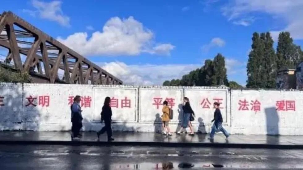 【404文库】胡锡进观察｜留学生在伦敦街头刷中国核心价值观遭再涂鸦，这事怎样看