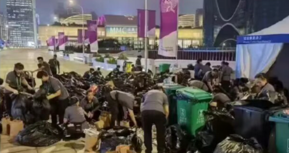 【网络民议】志愿者翻数万袋垃圾帮运动员找回手机