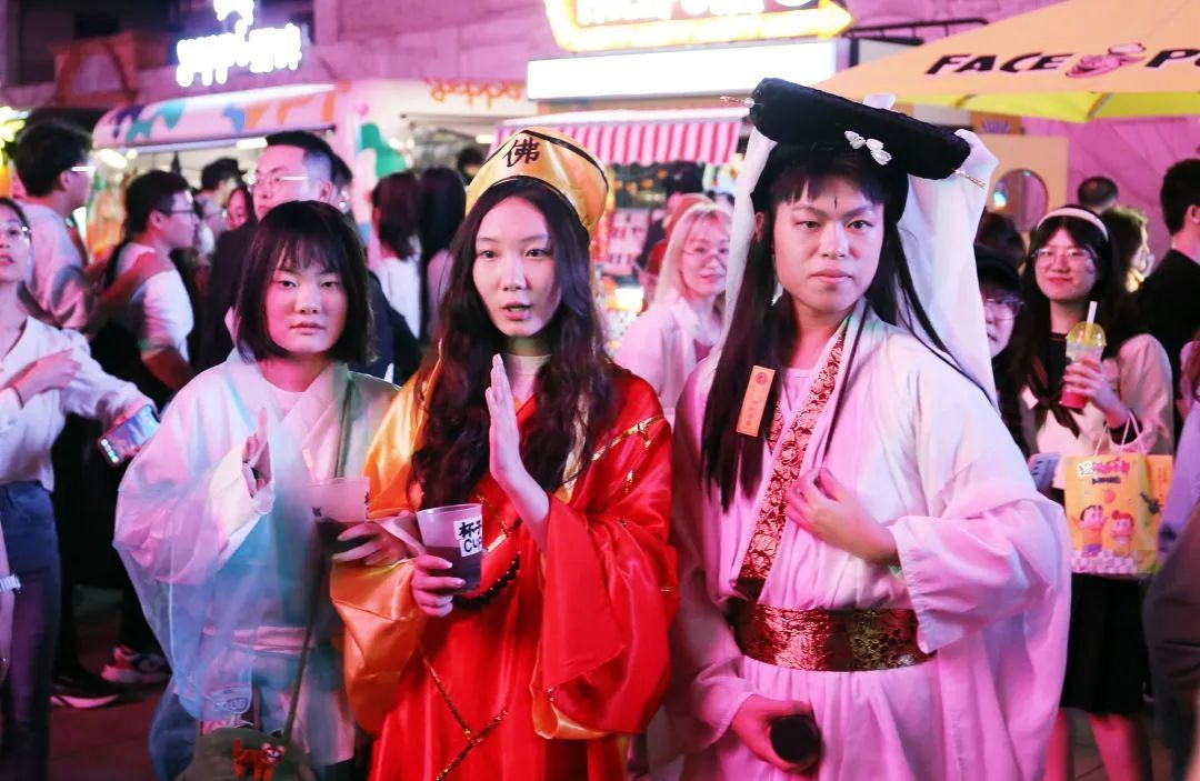 南方周末｜在上海，他们进行了一场现实主义“万梗节”狂欢