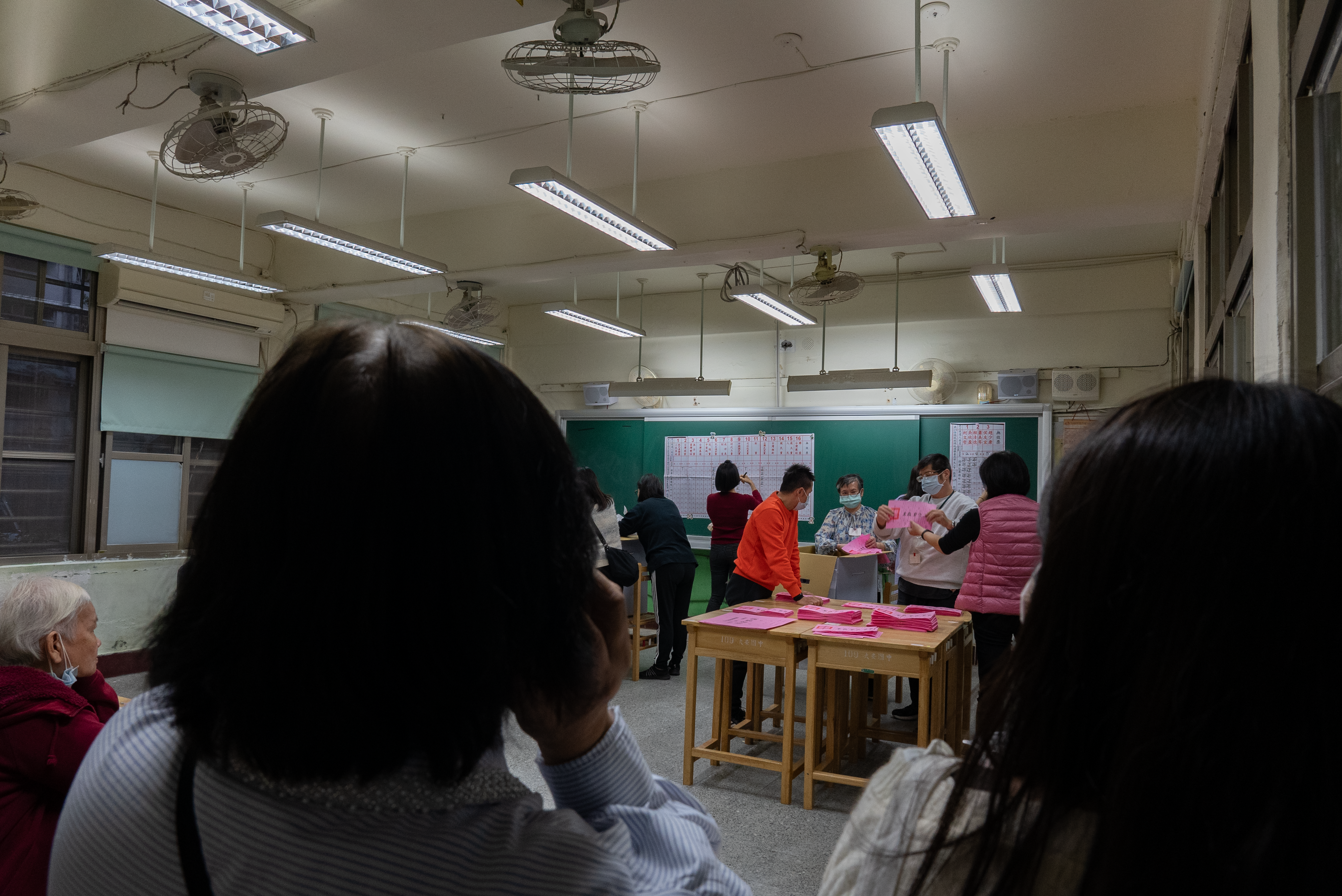 计票现场，工作人员正在整理选票