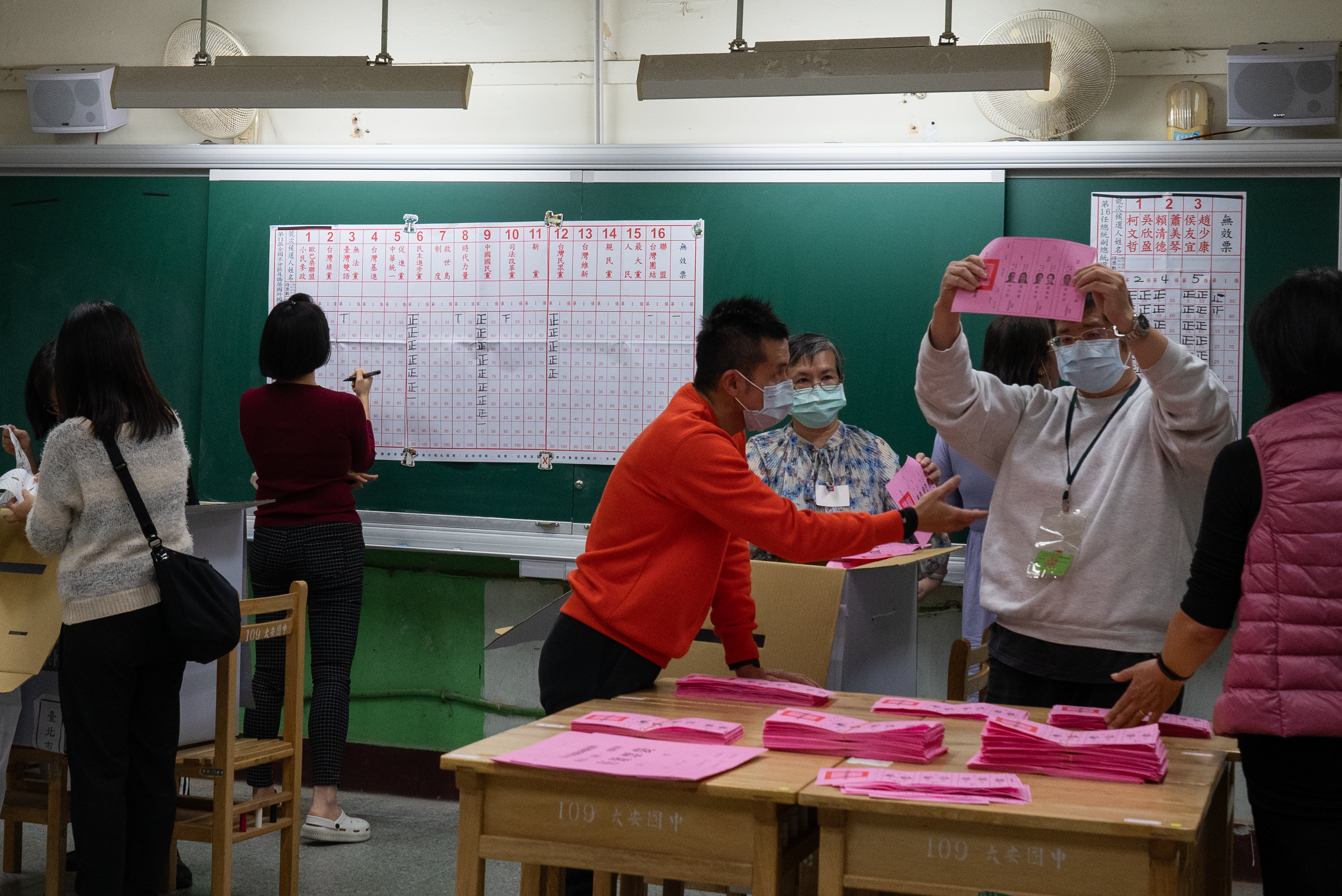 计票现场，工作人员向大家公示选票