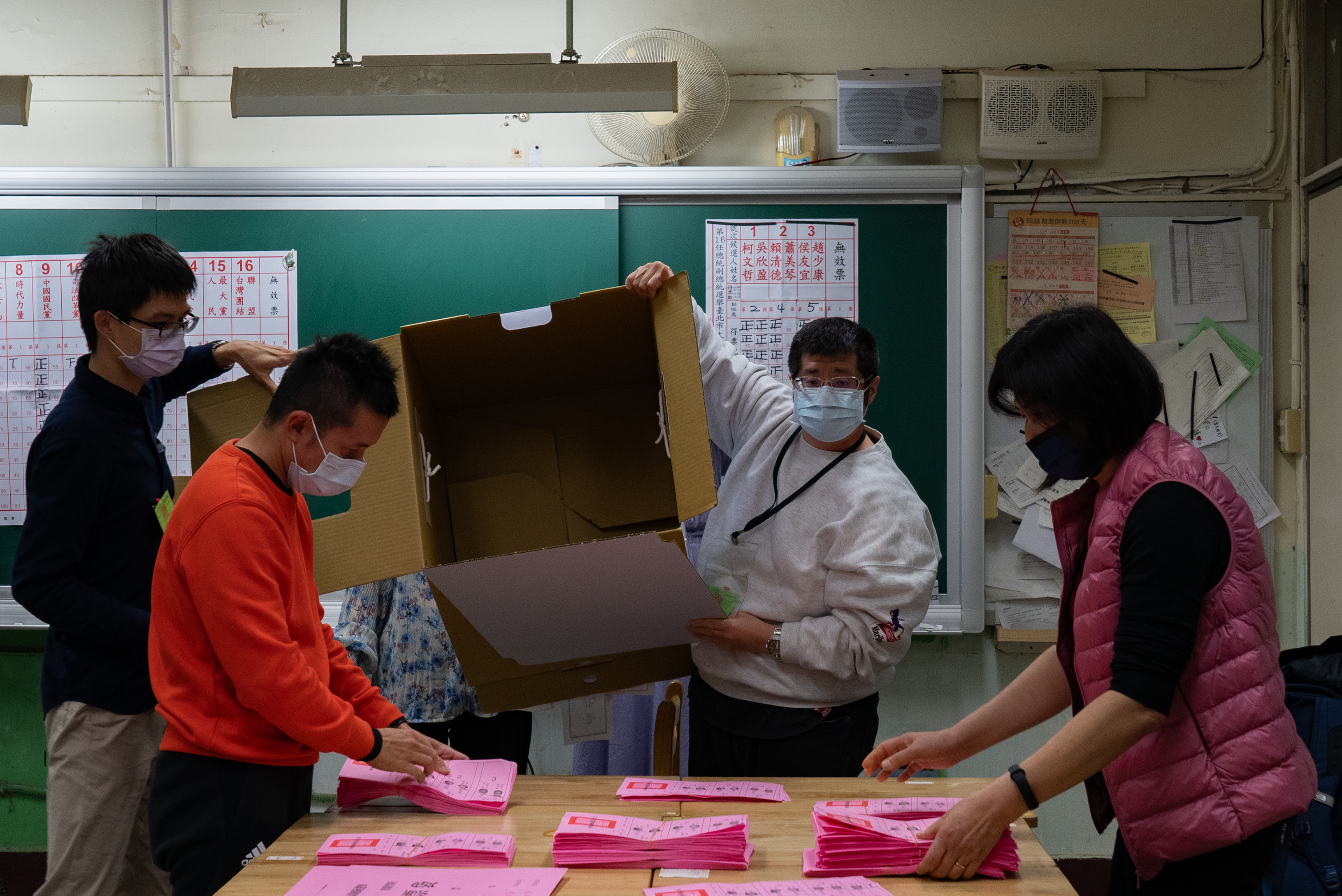 计票现场，工作人员展示选票清点完成