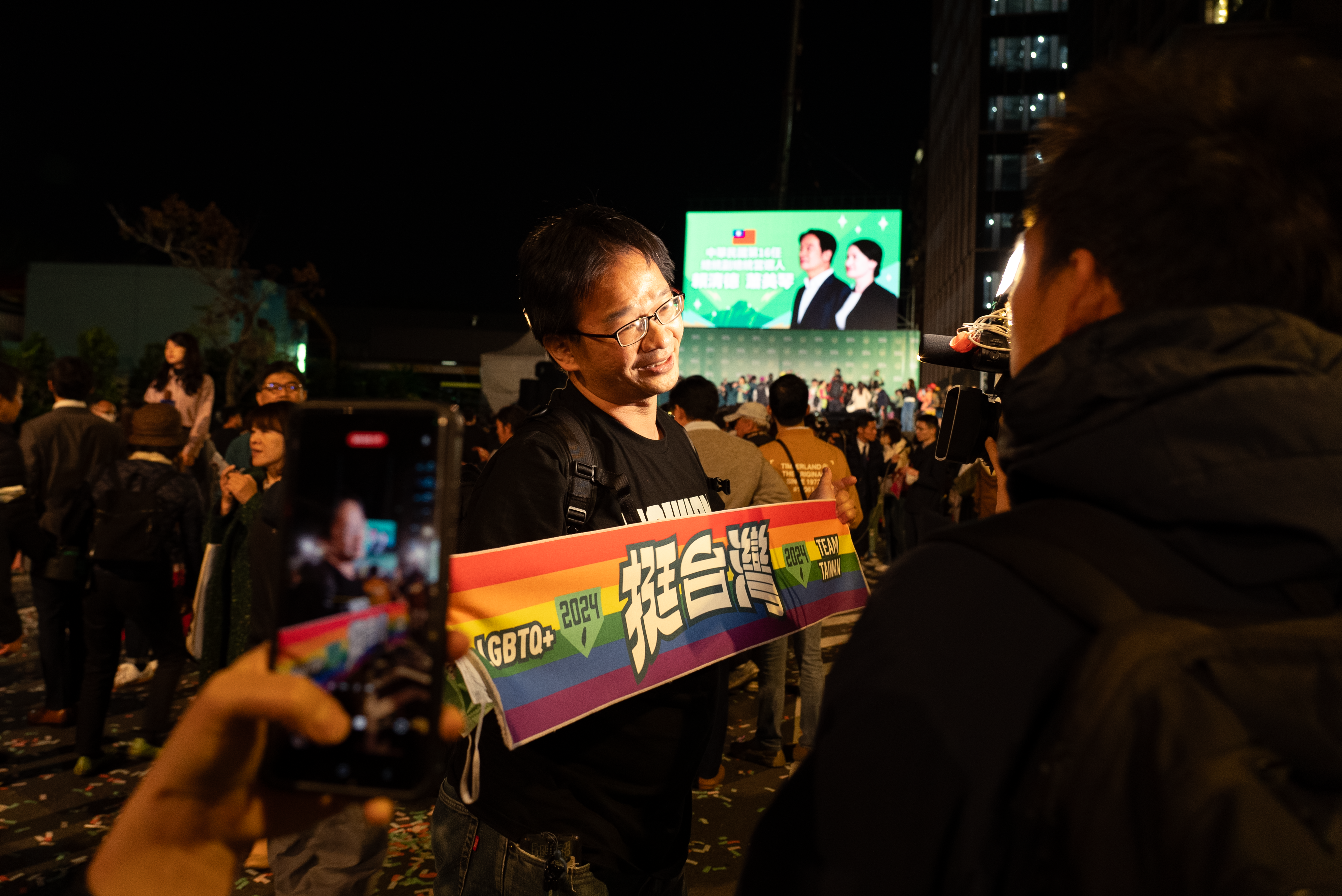 民众在赖清德当选总统后接受采访