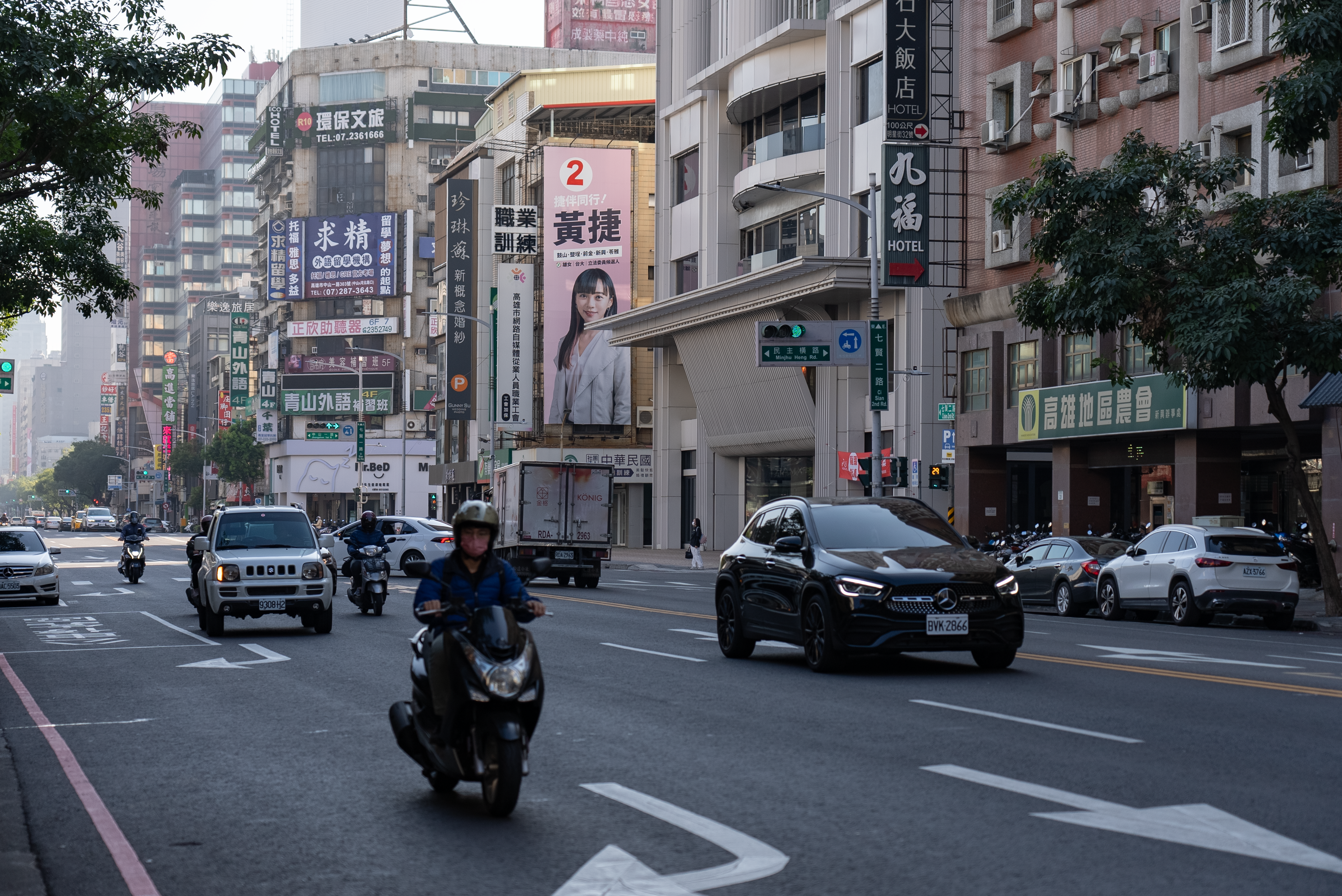 大选前夕，台湾街头的的巨型竖版选举横幅