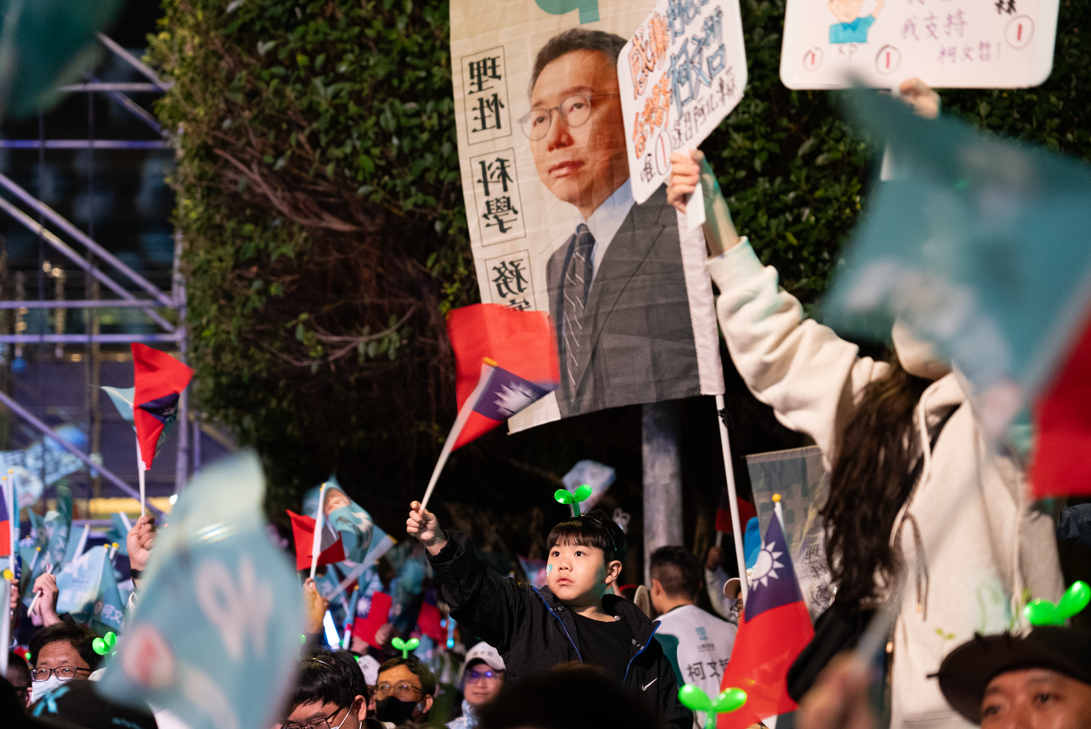 柯文哲的选民们挥舞着台湾国旗，彰显他们的支持。