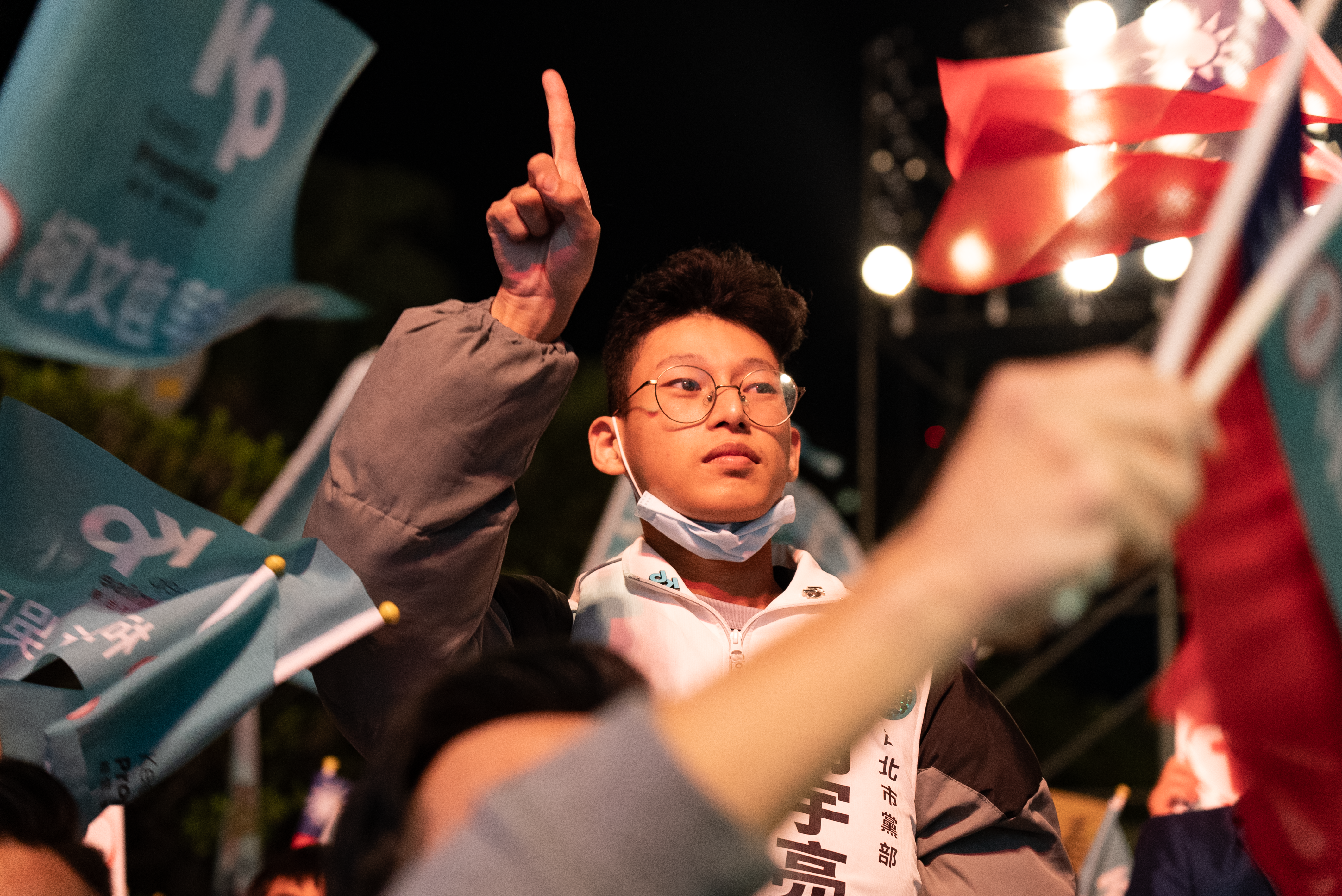 台湾大选集会现场一位身穿民众党台北市党部衣着的年轻人